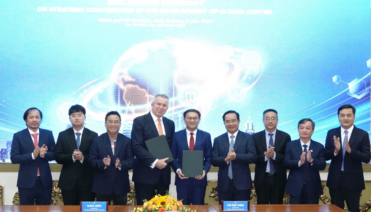 Ông Oliver Jones, AIC và ông Lâm Đình Thắng, Sở Khoa học và Công nghệ TP HCM ký hợp tác. (Ảnh: vnexpress.net)