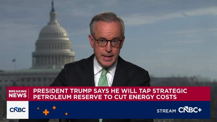 Mỹ xả 172 triệu thùng dầu từ kho dự trữ chiến lược để hạ nhiệt giá năng lượng