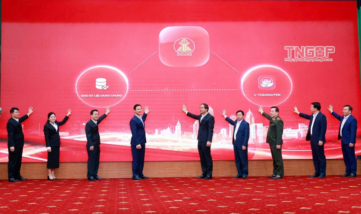 Các đồng chí lãnh đạo tỉnh thực hiện nghi thức Khai trương Trung tâm Dữ liệu tỉnh Thái Nguyên.