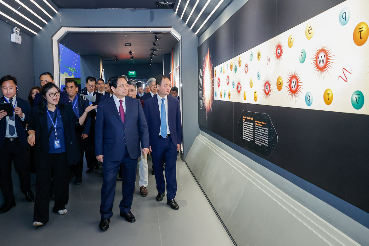 Thủ tướng Phạm Minh Chính cùng các đại biểu tham quan Bảo tàng Vũ trụ Việt Nam tại Khu Công nghệ cao Hòa Lạc. Nguồn ảnh: Thông tin Chính phủ