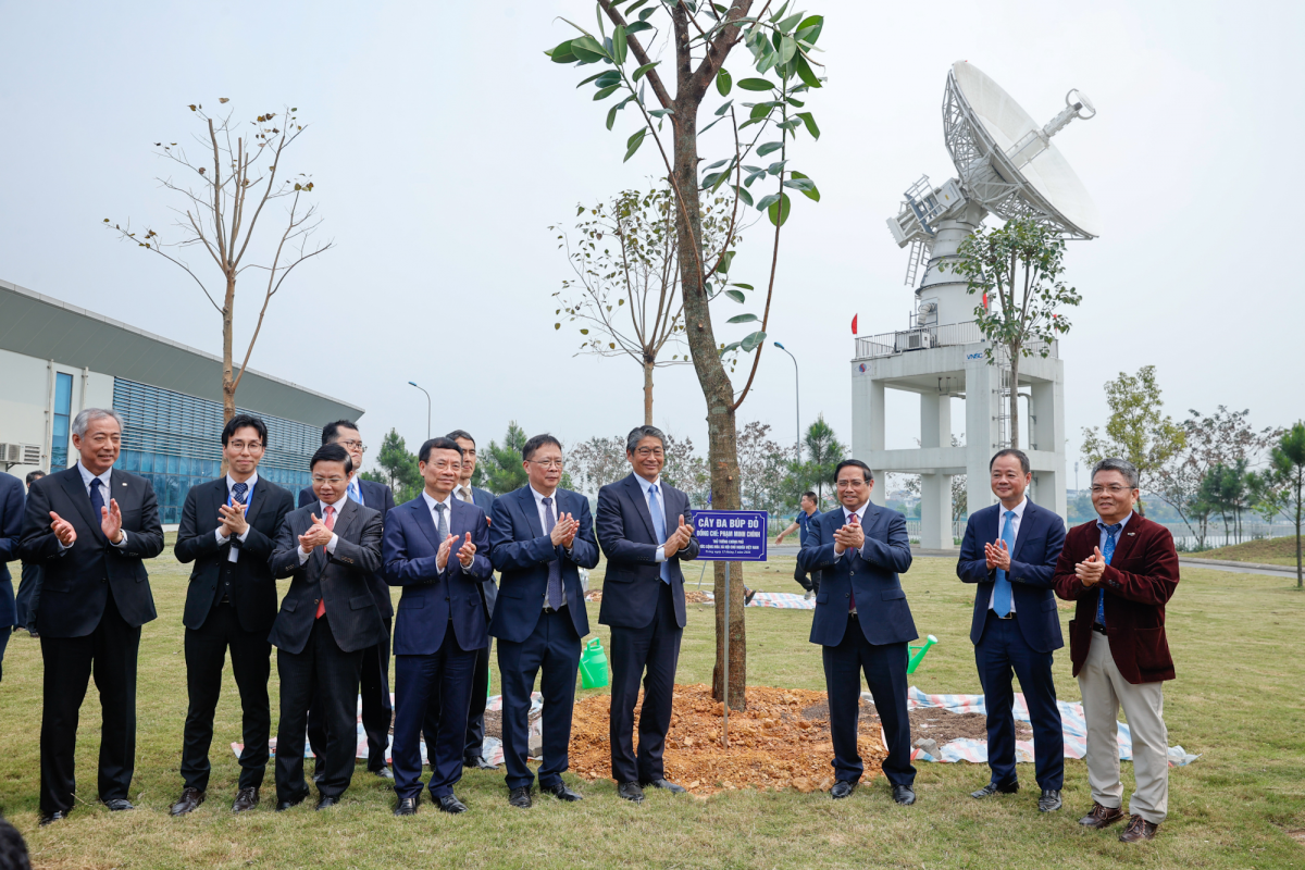 Thủ tướng Phạm Minh Chính cùng các đại biểu trồng cây lưu niệm tại Khu Công nghệ cao Hòa Lạc.