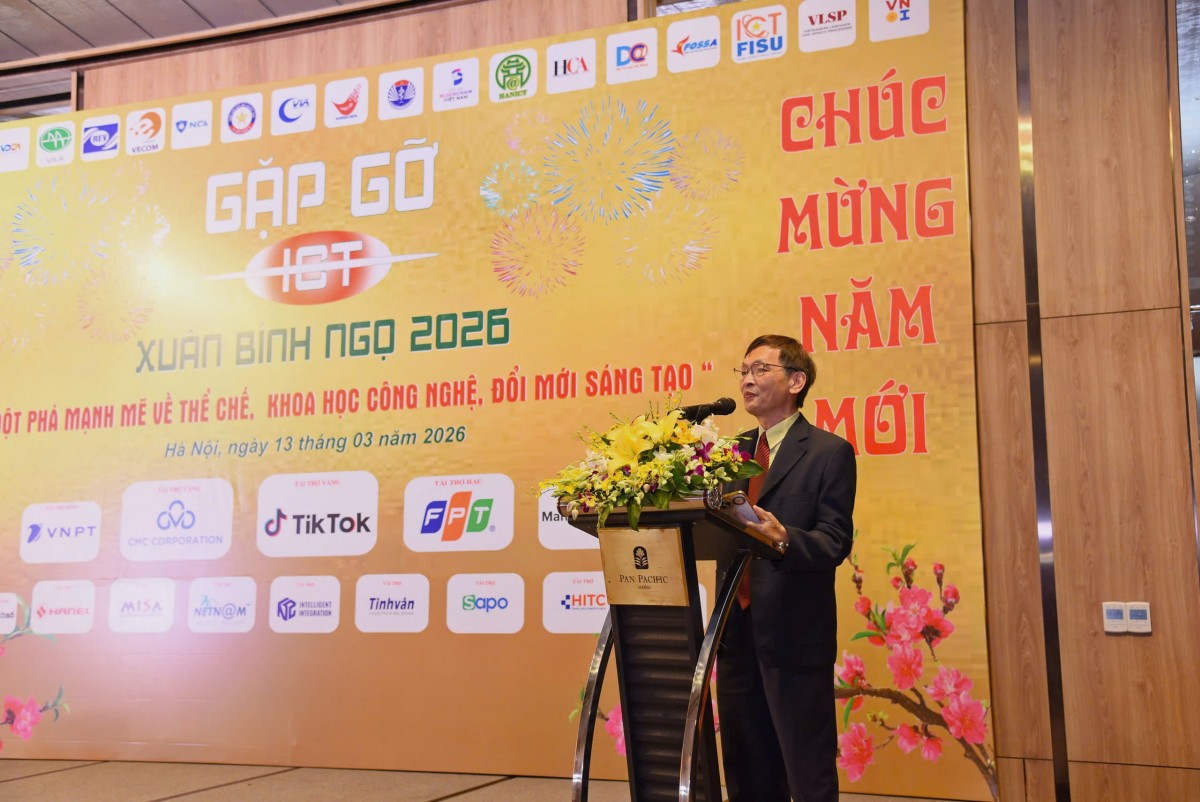 Ông Vũ Hoàng Liên, Chủ tịch Hiệp hội Internet Việt Nam tham dự và phát biểu tại sự kiện Sự kiện gặp gỡ ICT 2026. Ảnh: BTC