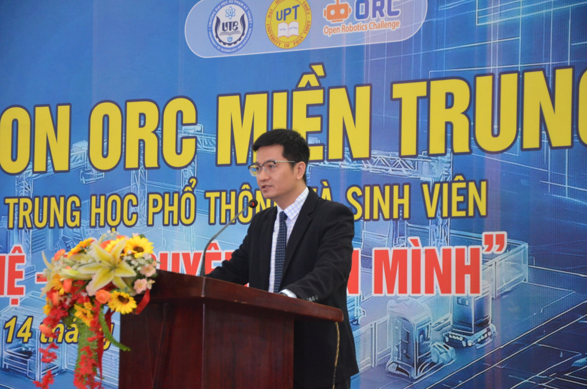 TS. Nguyễn Linh Nham phát biểu khai mạc Cuộc thi Robocon ORC miền Trung 2025–2026. (Ảnh: N.Thanh)