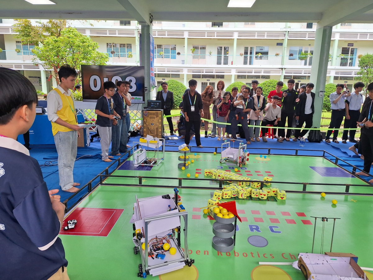 Các đội thi tranh tài tại cuộc thi. Ảnh: THU HÀ