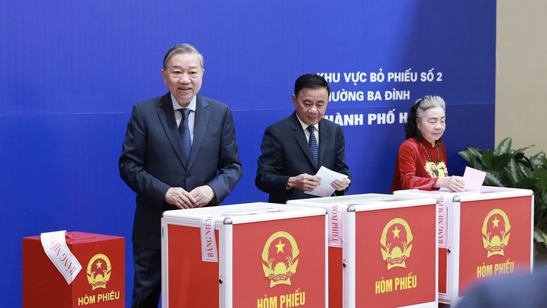 Tổng Bí thư Tô Lâm tham gia bỏ phiếu cùng lãnh đạo và cử tri Thủ đô