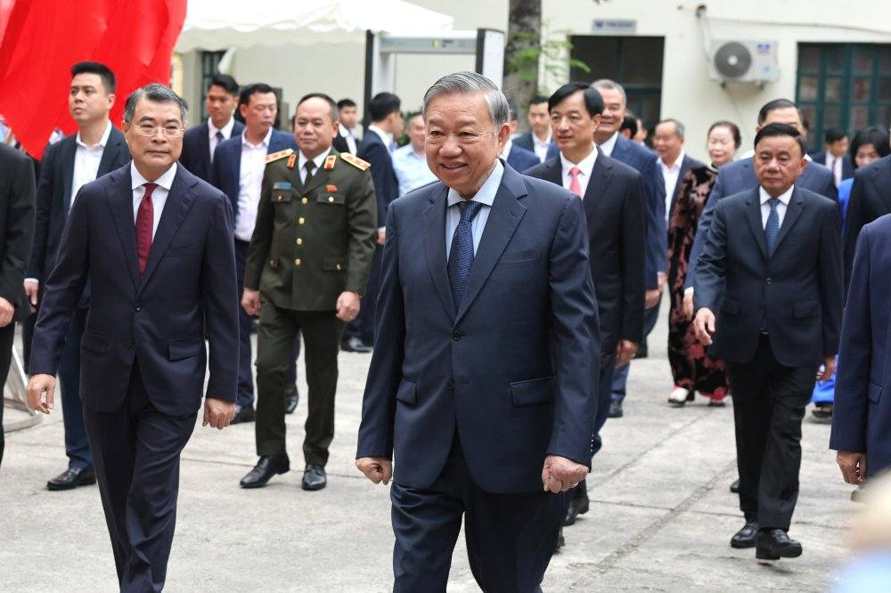 Tổng Bí thư Tô Lâm cùng các lãnh đạo Đảng, Nhà nước bỏ phiếu tại khu vực bầu cử số 2, phường Ba Đình. Nguồn: Thông tin Chính . Tổng Bí thư Tô Lâm cùng các lãnh đạo Đảng, Nhà nước bỏ phiếu tại khu vực bầu cử số 2, phường Ba Đình. Nguồn: Thông tin Chính .