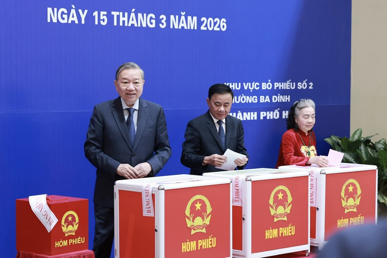 Tổng Bí thư Tô Lâm cùng Thường trực Ban Bí thư Trần Cẩm Tú bỏ phiếu bầu cử Tổng Bí thư Tô Lâm cùng Thường trực Ban Bí thư Trần Cẩm Tú bỏ phiếu bầu cử