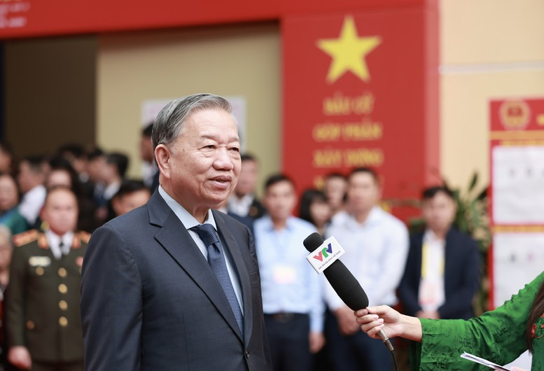 Tổng Bí thư Tô Lâm trả lời phỏng vấn báo chí bên lề điểm bầu cử. Ảnh: VGP/Nhật Bắc. Tổng Bí thư Tô Lâm trả lời phỏng vấn báo chí bên lề điểm bầu cử. Ảnh: VGP/Nhật Bắc.