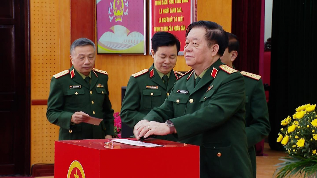 Đại tướng Nguyễn Trọng Nghĩa - Ủy viên Bộ chính trị - Bí thư trung ương Đảng cùng các lãnh đạo cấp cao trong quân đội bỏ phiếu bầu