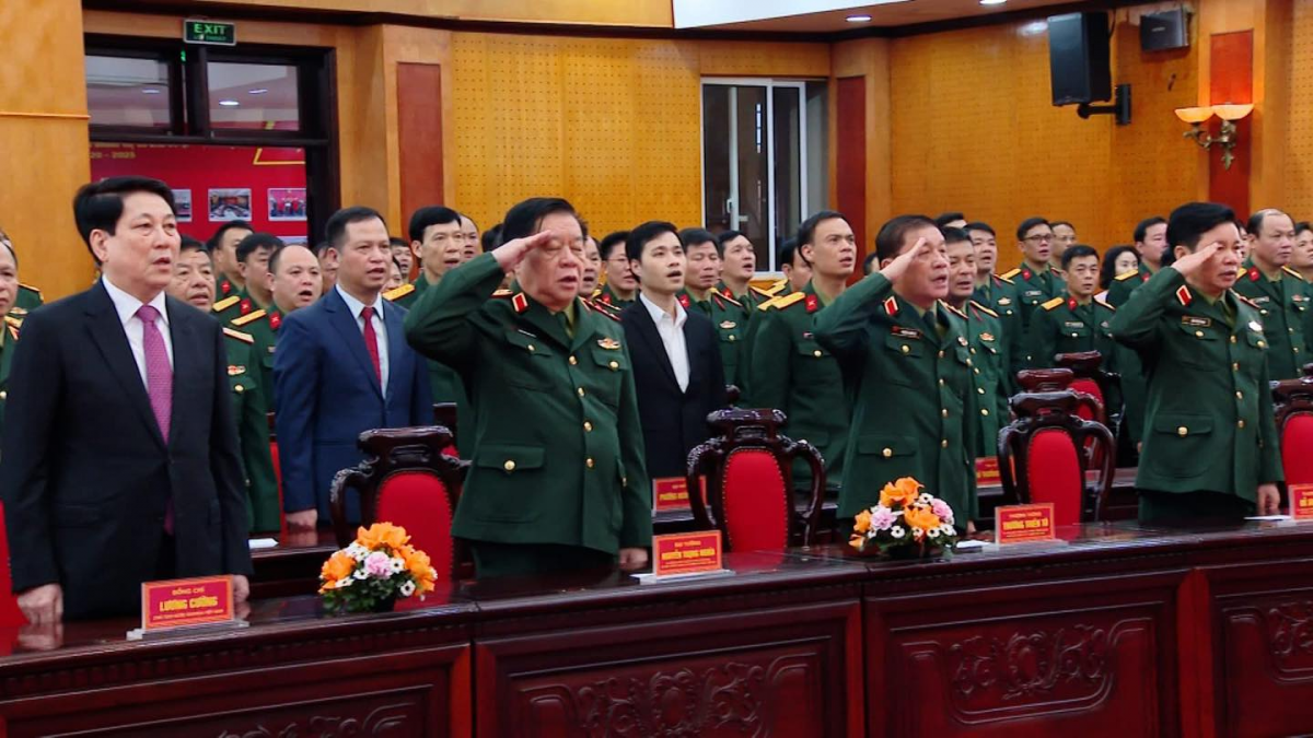 Chủ tịch nước Lương Cường cùng các lãnh đạo, tướng lĩnh Quân đội nhân dân Việt Nam thực hiện nghi lễ chào cờ.