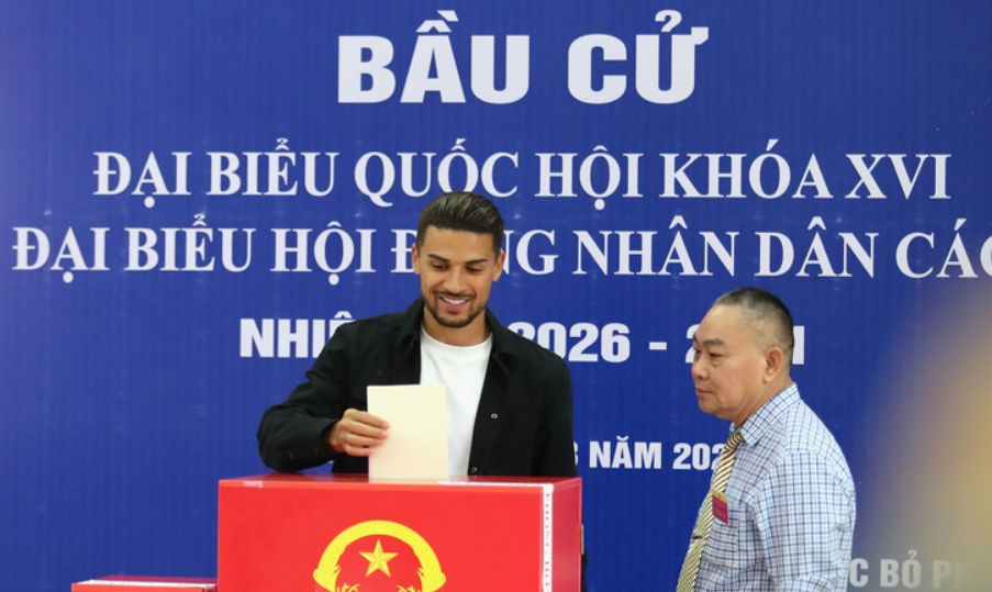 Cầu thủ nhập tịch Đỗ Hoàng Hên, thực hiện quyền công dân tại địa phương. Ảnh: Tuổi trẻ Online