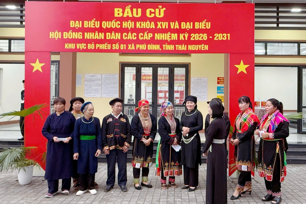 Những hình ảnh giản dị nhưng đầy ý nghĩa trong ngày bầu cử đã khắc họa rõ nét tinh thần trách nhiệm, niềm tin và khát vọng của cử tri Thái Nguyên. 