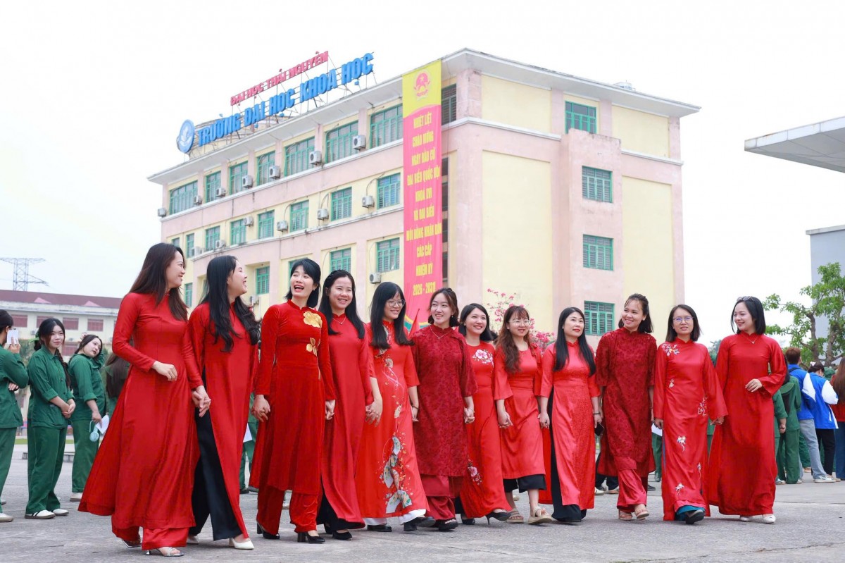 ác nữ giảng viên, cán bộ Trường Đại học Khoa học (Đại học Thái Nguyên) trong tà áo dài đỏ rạng rỡ tham gia ngày bầu cử, góp phần tạo nên không khí trang trọng và phấn khởi.