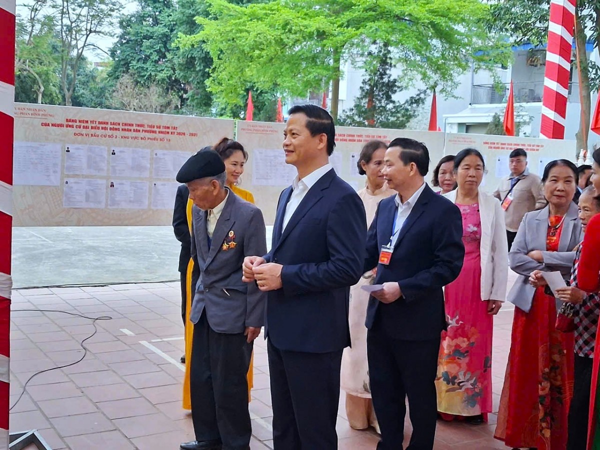 ồng chí Vương Quốc Tuấn, Ủy viên Ban Chấp hành Trung ương Đảng, Phó Bí thư Tỉnh ủy, Chủ tịch UBND tỉnh Thái Nguyên tham dự lễ khai mạc và trực tiếp bỏ phiếu tại khu vực bỏ phiếu số 13 của phường Phan Đình Phùng.