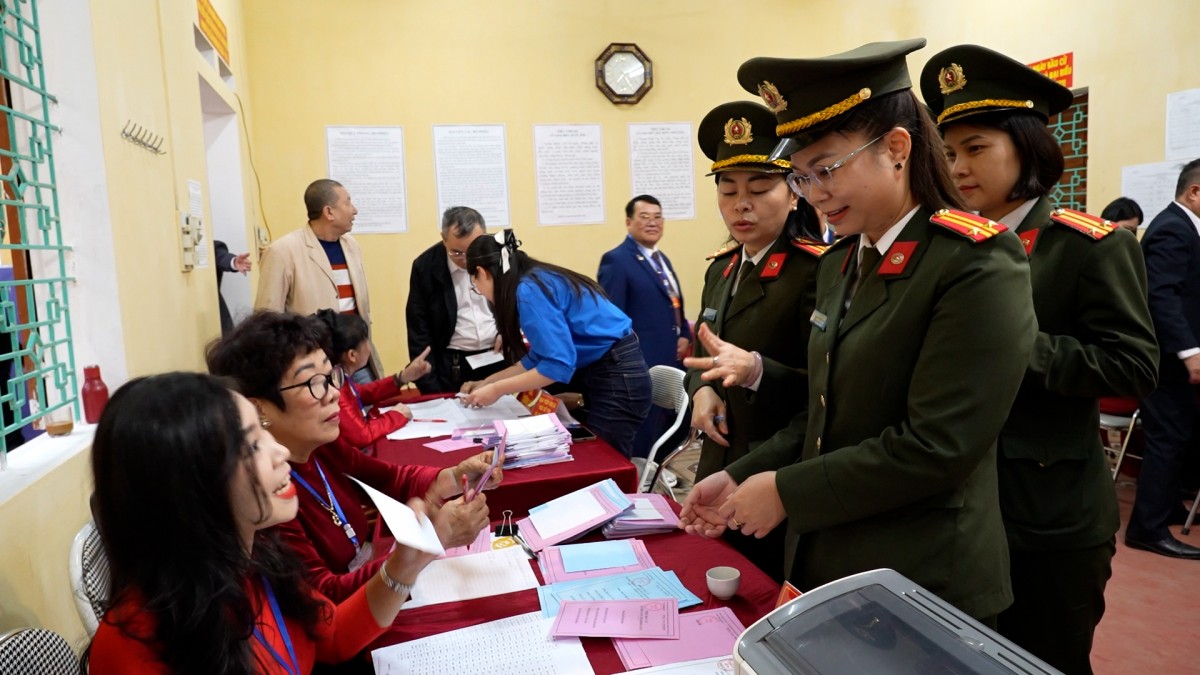 Lực lượng vũ trang tham gia bầu cử tại khu vực bỏ phiếu, thể hiện tinh thần trách nhiệm và gương mẫu của cán bộ, chiến sĩ đối với sự kiện chính trị trọng đại.
