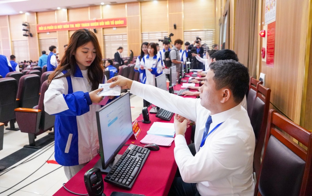 Sinh viên nhận phiếu bầu cử.