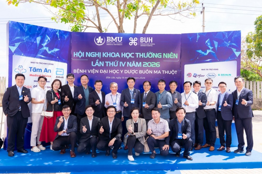 Các chuyên gia, bác sĩ và đại biểu chụp ảnh lưu niệm tại Hội nghị khoa học thường niên lần thứ IV năm 2026 của Bệnh viện Đại học Y Dược Buôn Ma Thuột. Các chuyên gia, bác sĩ và đại biểu chụp ảnh lưu niệm tại Hội nghị khoa học thường niên lần thứ IV năm 2026 của Bệnh viện Đại học Y Dược Buôn Ma Thuột.