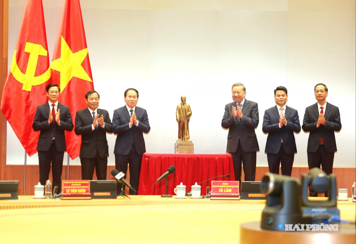 Tổng Bí thư Tô Lâm trao tặng tượng Chủ tịch Hồ Chí Minh cho lãnh đạo thành phố Hải Phòng.