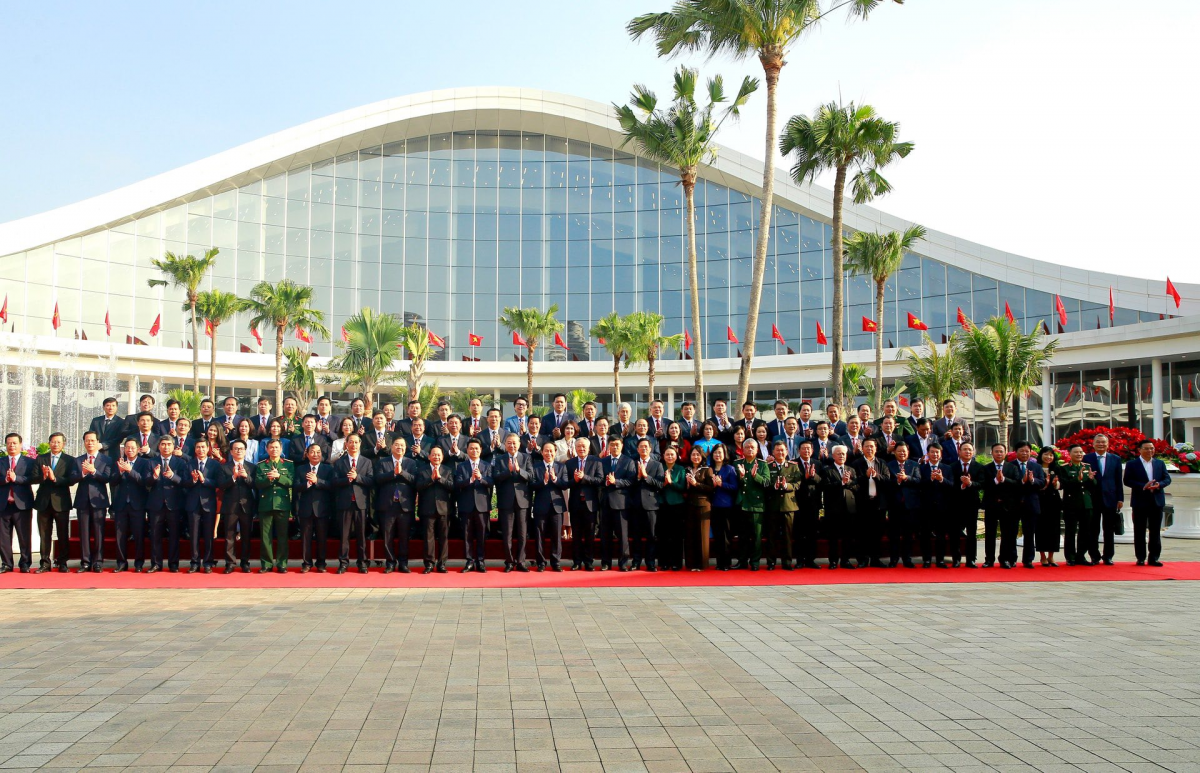 Tổng Bí thư Tô Lâm cùng lãnh đạo, đại biểu chụp ảnh lưu niệm tại buổi làm việc với Ban Chấp hành Đảng bộ thành phố Hải Phòng.