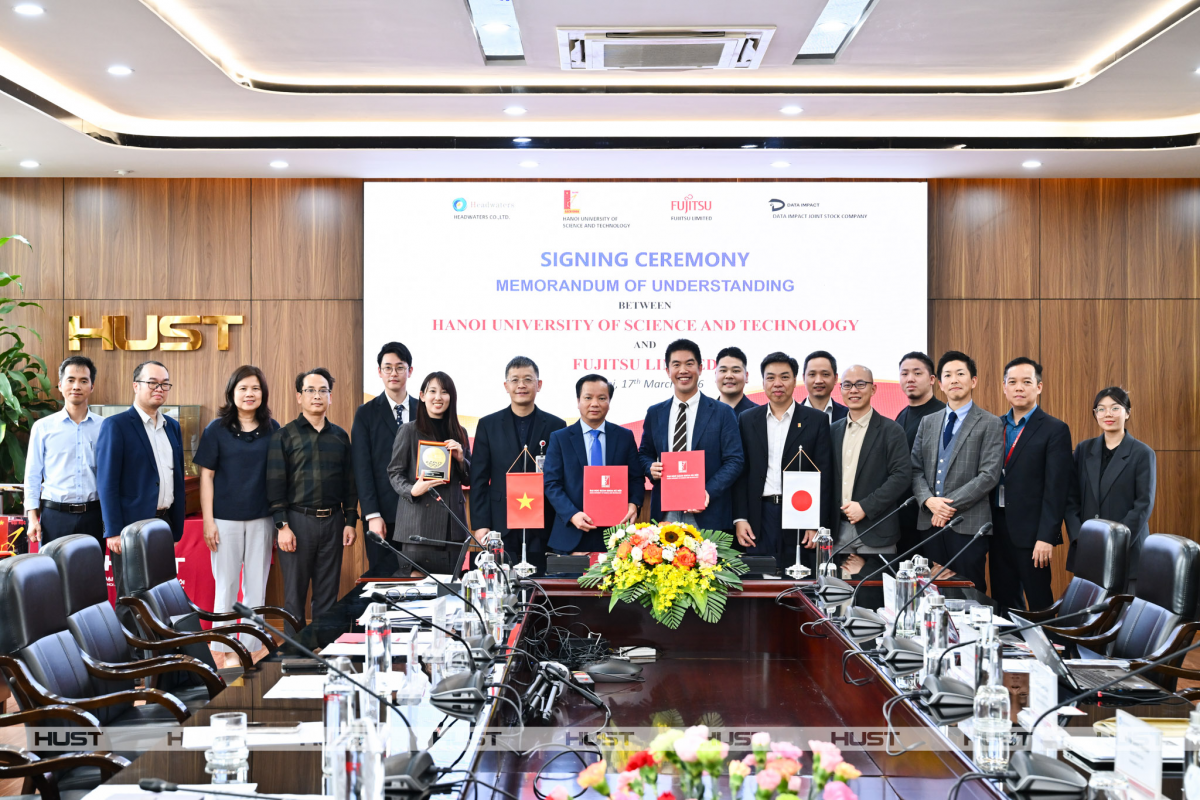 Đại diện Đại học Bách khoa Hà Nội và Công ty Fujitsu Limited chụp ảnh lưu niệm tại lễ ký kết hợp tác.