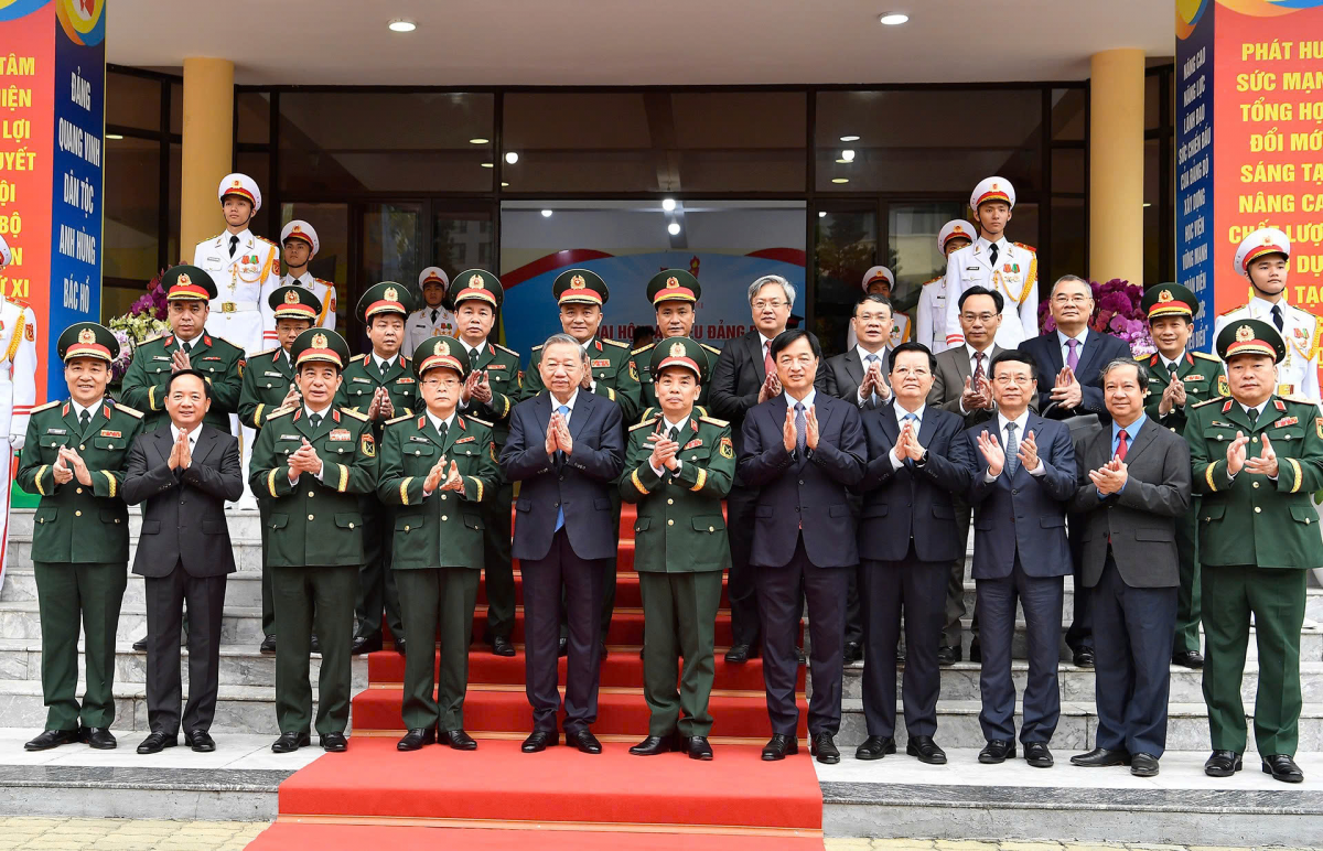 Tổng Bí thư Tô Lâm cùng các lãnh đạo, cán bộ Học viện Kỹ thuật quân sự chụp ảnh lưu niệm
