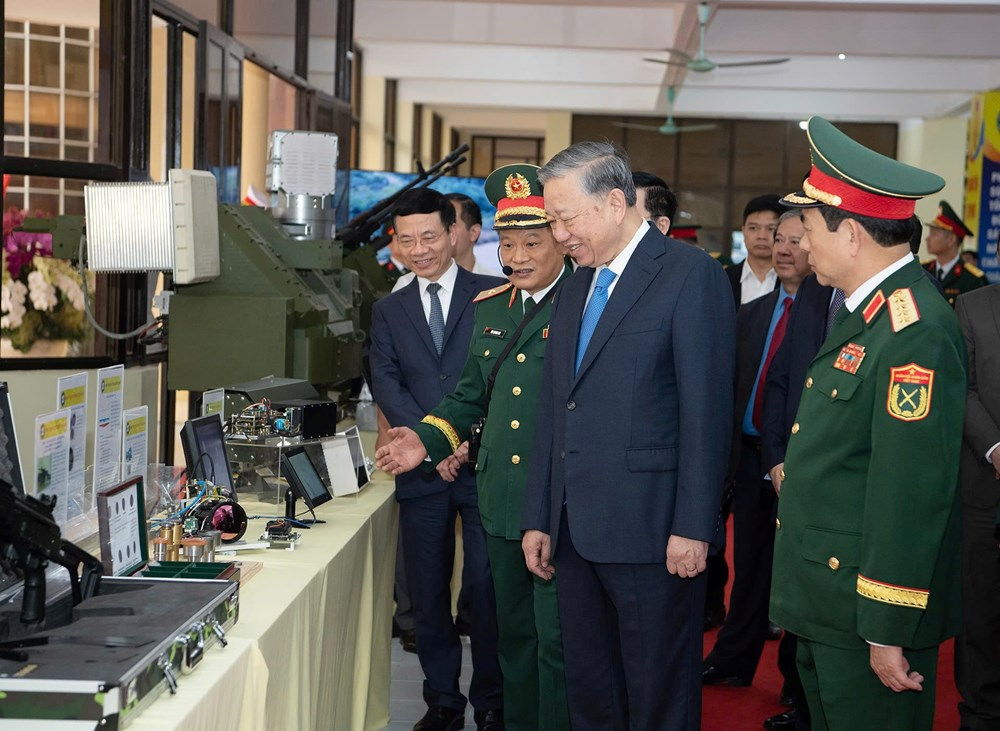 Tổng Bí thư Tô Lâm tham quan khu trưng bày nghiên cứu tại Học viện Kỹ thuật quân sự