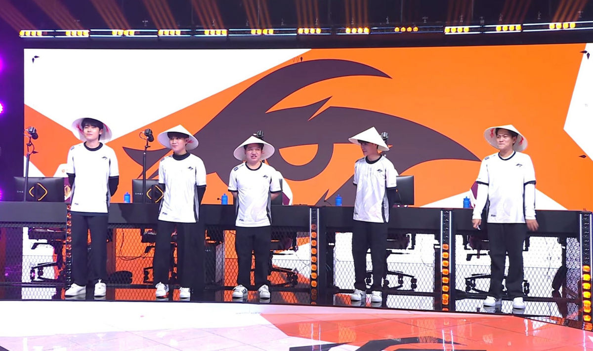 Các tuyển thủ Team Secret Whales ra sân tại First Stand 2026 với chiếc nón lá truyền thống của Việt Nam