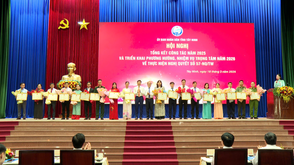 Chủ tịch UBND tỉnh trao bằng khen cho các cá nhân tiêu biểu trong triển khai Nghị quyết 57-NQ/TW.