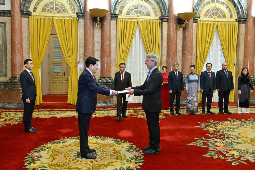 Chủ tịch nước Lương Cường tiếp Đại sứ Dominica Jean-Francois Harvey trình quốc thư