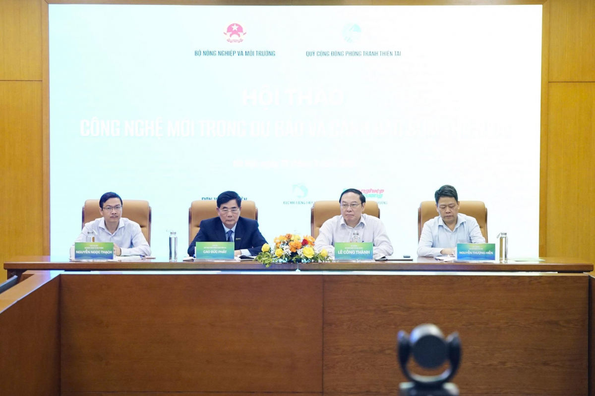 Lãnh đạo Bộ Nông nghiệp và Môi trường cùng các đại biểu chủ trì hội thảo về công nghệ dự báo, cảnh báo sớm thiên tai tại Hà Nội