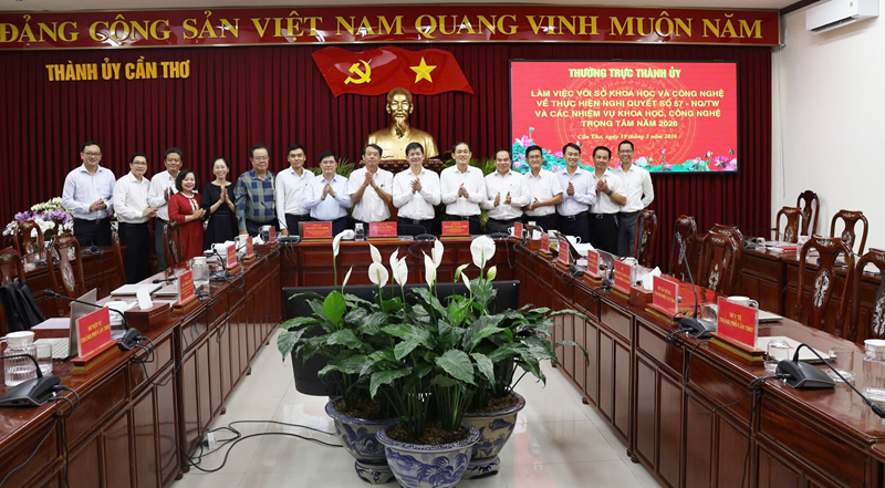 Các đại biểu cùng ghi lại khoảnh khắc sau buổi làm việc