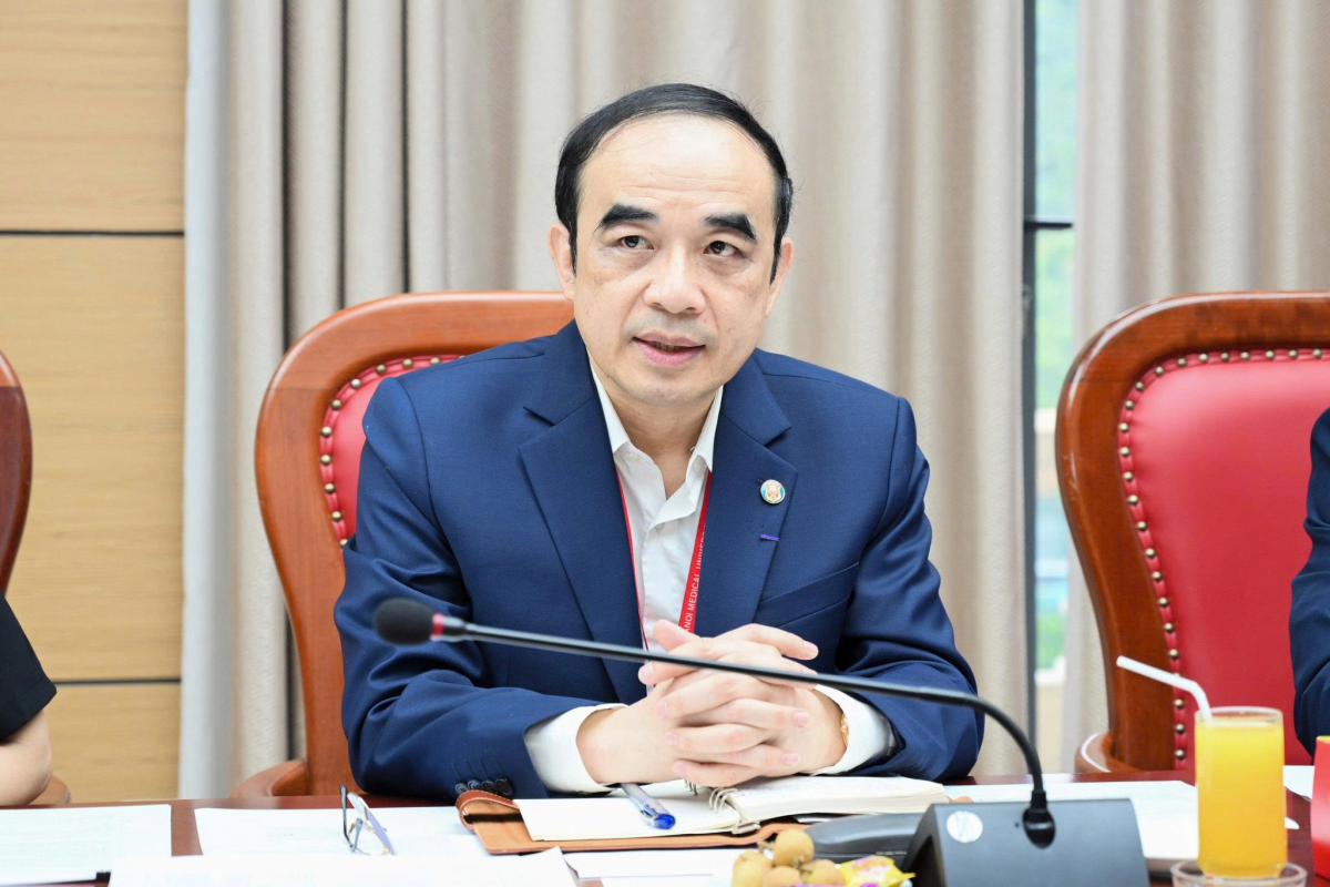 Hiệu trưởng Nguyễn Hữu Tú phát biểu tại buổi làm việc với đoàn chuyên gia Nhật Bản