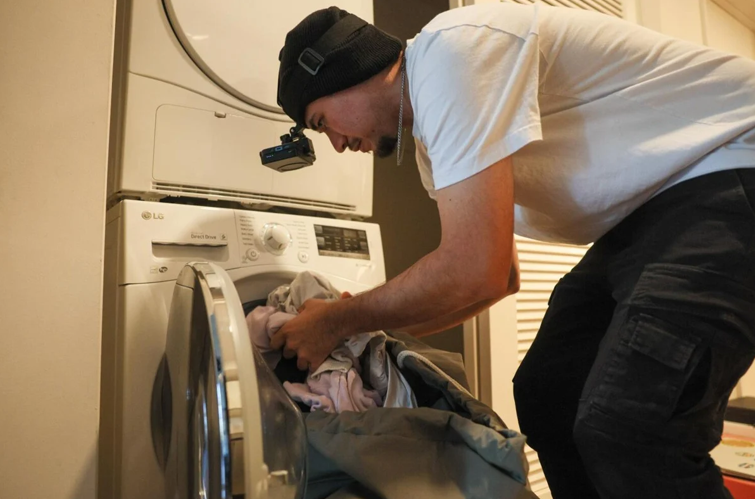 Người lao động tự do sẽ đeo một thiết bị camera nhằm ghi lại hoạt động hàng ngày của mình. Ảnh: SCMP Người lao động tự do sẽ đeo một thiết bị camera nhằm ghi lại hoạt động hàng ngày của mình. Ảnh: SCMP