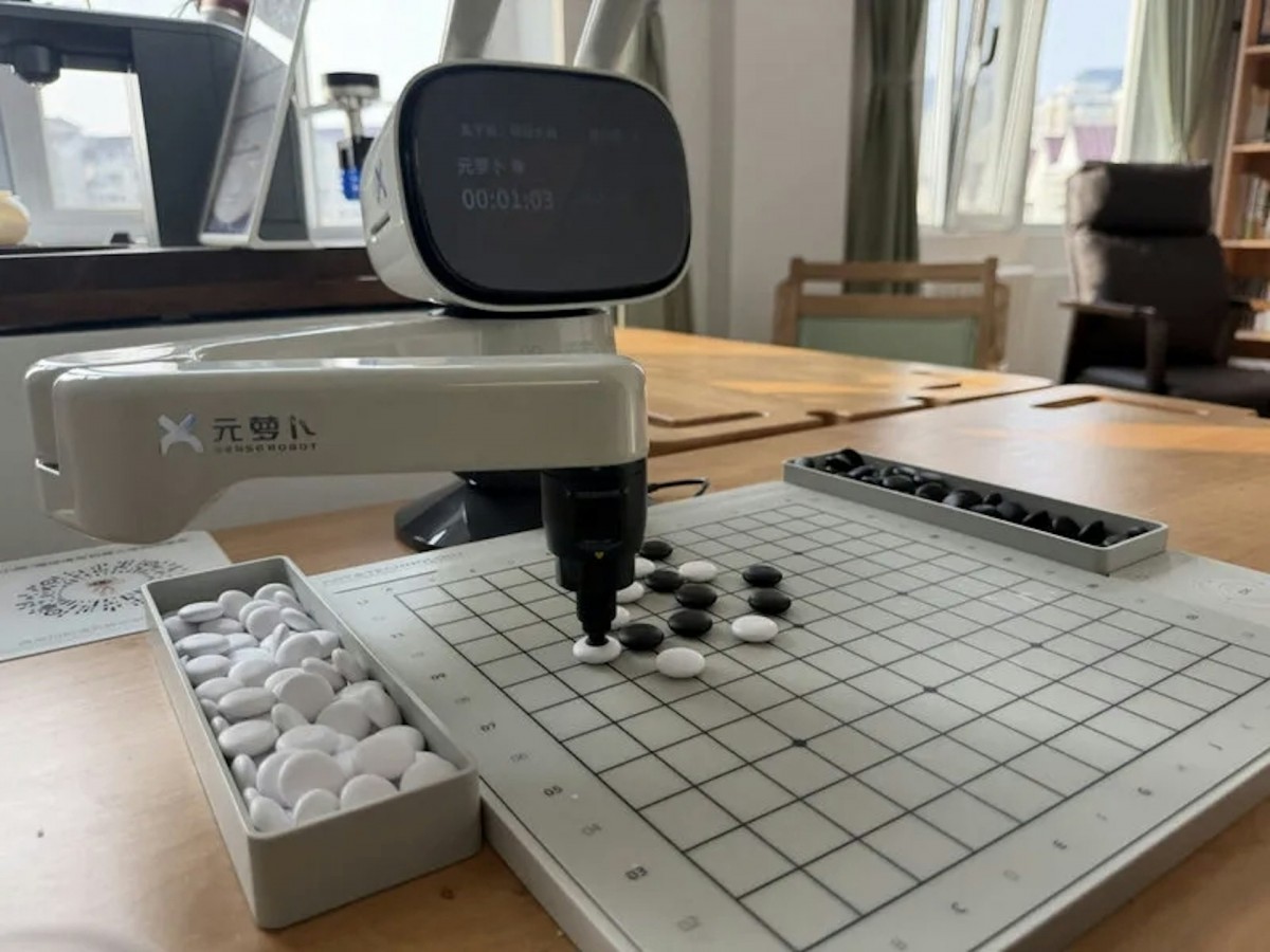 Robot phục vụ giải trí tại trạm dưỡng lão robot. Ảnh: HK01 Robot phục vụ giải trí tại trạm dưỡng lão robot. Ảnh: HK01