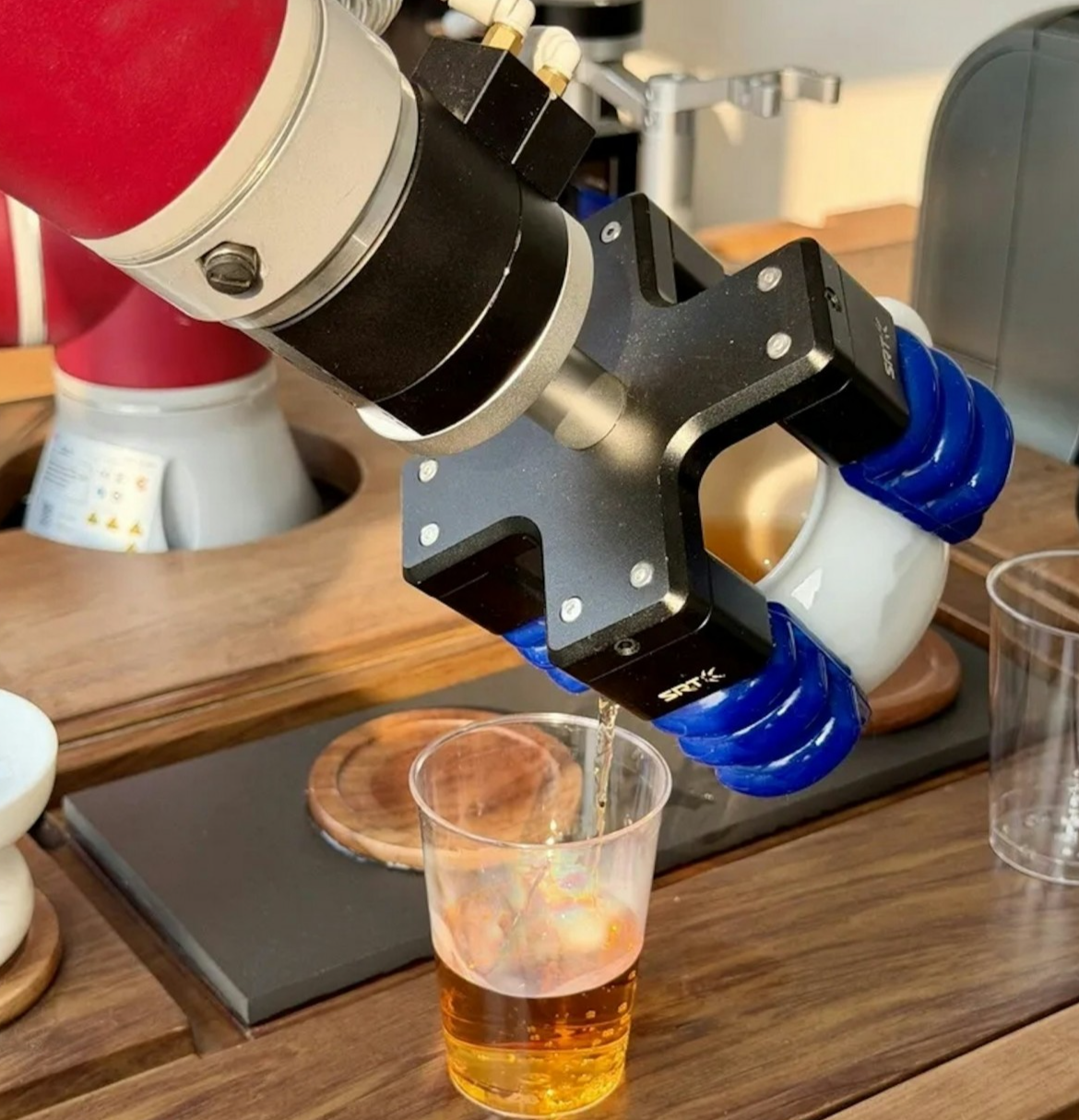 Hệ thống bếp vận hành tự động của trạm dưỡng lão robot. Ảnh: HK01 Hệ thống bếp vận hành tự động của trạm dưỡng lão robot. Ảnh: HK01