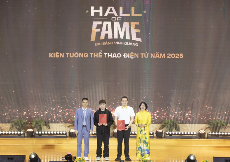 Phó Cục trưởng Cục Thể dục Thể thao Việt Nam Lê Thị Hoàng Yến trao bằng trao bằng công nhận kiện tướng cho các vận động viên Audition. Ảnh: Audition