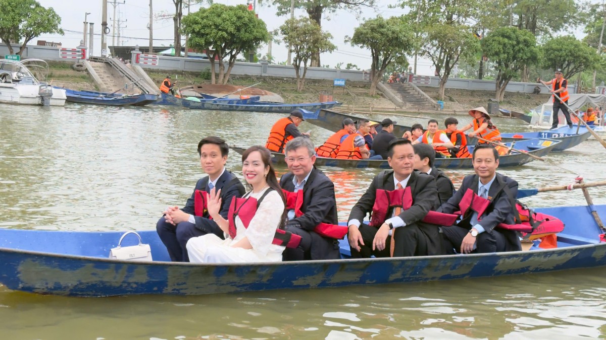 Gần 400 đại biểu quốc tế trải nghiệm 'Du xuân hữu nghị 2026' tại Chùa Hương Gần 400 đại biểu quốc tế trải nghiệm 'Du xuân hữu nghị 2026' tại Chùa Hương