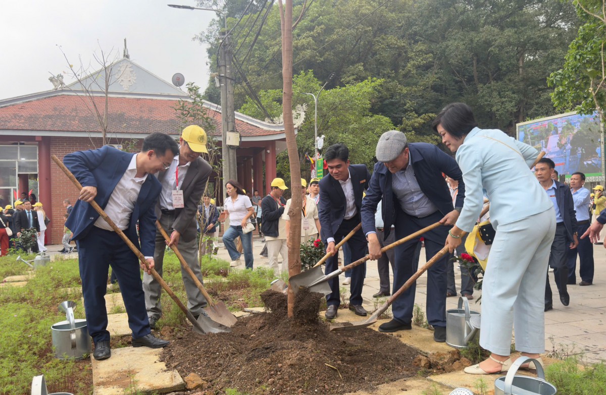 Gần 400 đại biểu quốc tế trải nghiệm 'Du xuân hữu nghị 2026' tại Chùa Hương Gần 400 đại biểu quốc tế trải nghiệm 'Du xuân hữu nghị 2026' tại Chùa Hương