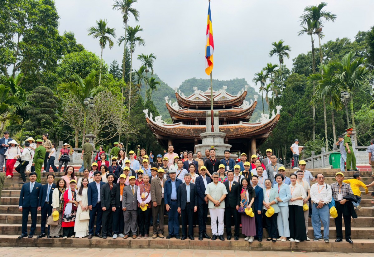 Gần 400 đại biểu quốc tế trải nghiệm 'Du xuân hữu nghị 2026' tại Chùa Hương Gần 400 đại biểu quốc tế trải nghiệm 'Du xuân hữu nghị 2026' tại Chùa Hương