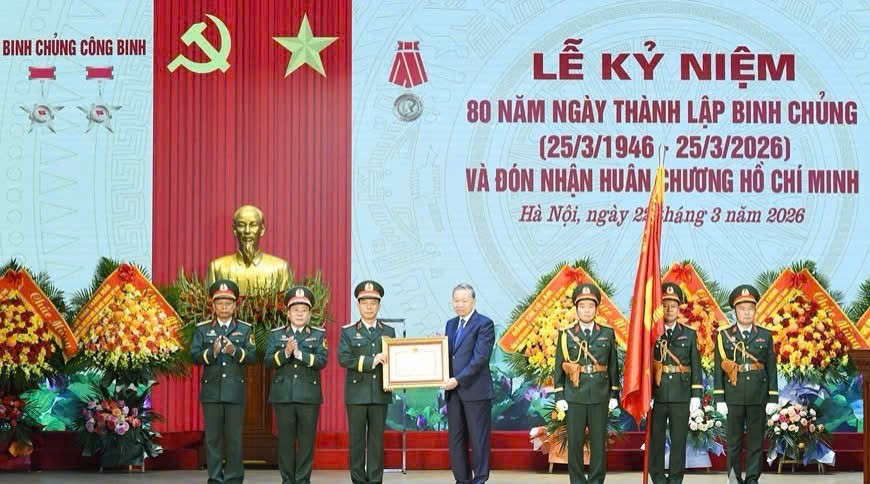 Tổng Bí thư Tô Lâm trao Huân chương Hồ Chí Minh cho Binh chủng Công binh tại lễ kỷ niệm 80 năm thành lập Tổng Bí thư Tô Lâm trao Huân chương Hồ Chí Minh cho Binh chủng Công binh tại lễ kỷ niệm 80 năm thành lập