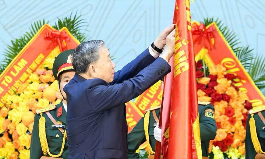 Tổng Bí thư Tô Lâm gắn Huân chương Hồ Chí Minh lên Quân kỳ Quyết thắng của Binh chủng Công binh Tổng Bí thư Tô Lâm gắn Huân chương Hồ Chí Minh lên Quân kỳ Quyết thắng của Binh chủng Công binh