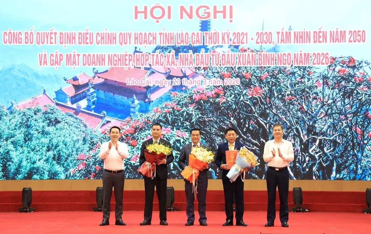 Chủ tịch UBND tỉnh Lào Cai trao Quyết định chấp thuận chủ trương đầu tư cho các dự án.