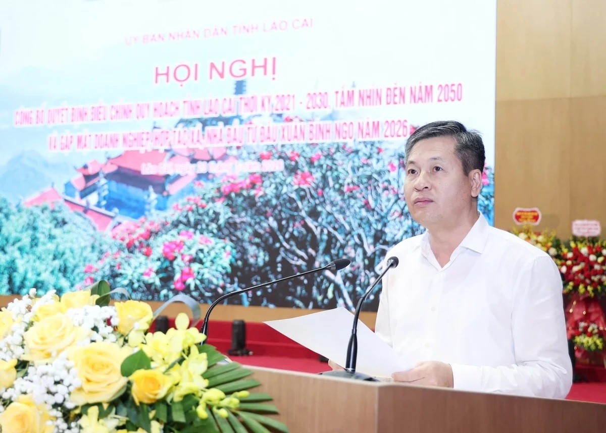 Phó Chủ tịch UBND tỉnh Lào Cai Ngô Hạnh Phúc công bố Quyết định phê duyệt điều chỉnh Quy hoạch tỉnh Lào Cai thời kỳ 2021 - 2030, tầm nhìn đến năm 2050 và thông tin về danh mục địa bàn, lĩnh vực, dự án ưu tiên thu hút đầu tư của tỉnh theo điều chỉnh quy hoạch.