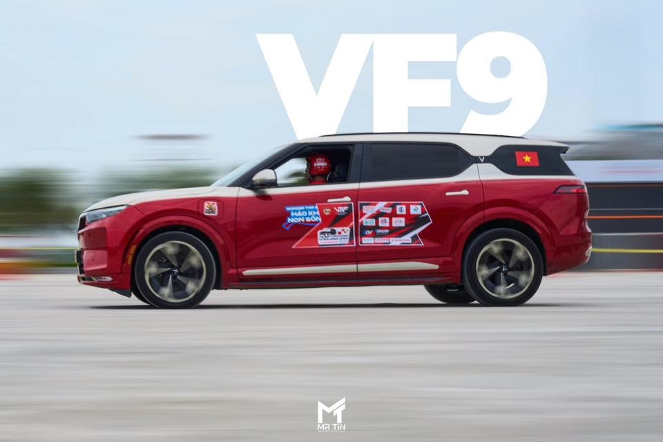 Mẫu xe điện VinFast VF9 tăng tốc trên đường đua, thể hiện khả năng vận hành linh hoạt trong nội dung Gymkhana.