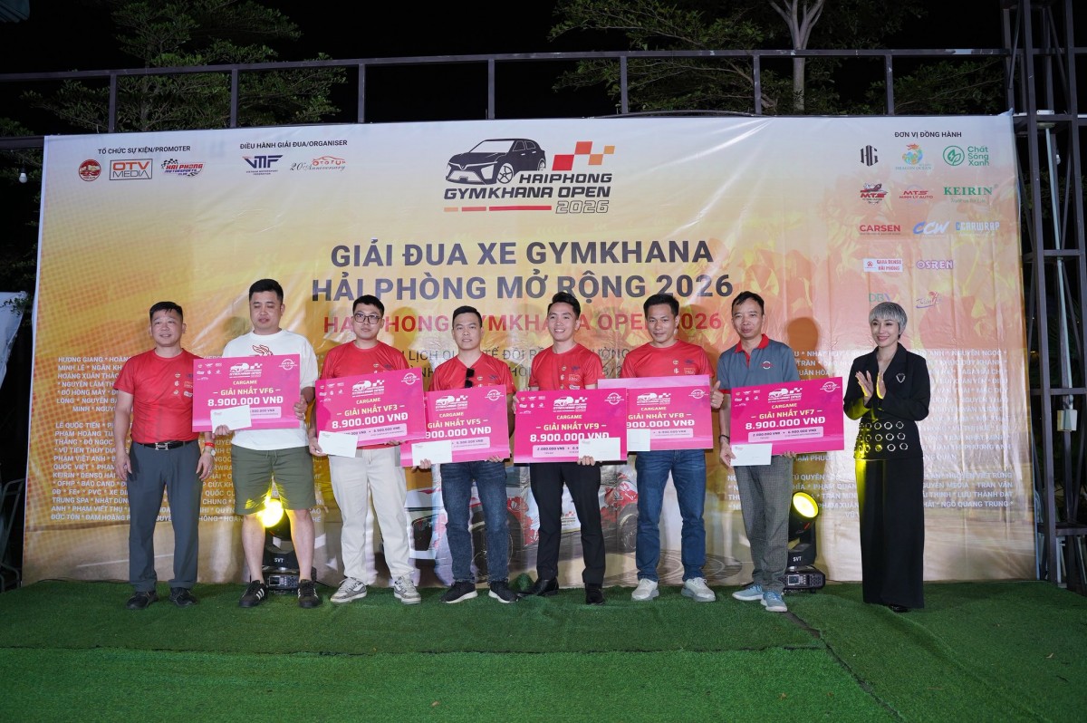 Các vận động viên xuất sắc hạng mục Car Game nhận giải thưởng, ghi dấu ấn phong trào đua xe điện ngày càng phát triển.