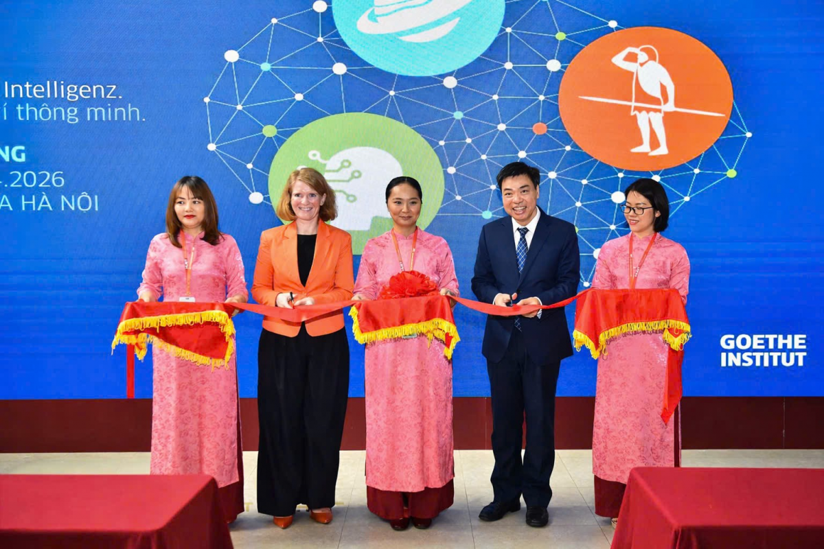 Nghi thức cắt băng khánh thành triển lãm diễn ra sáng 24/3 tại Đại học Bách khoa Hà Nội