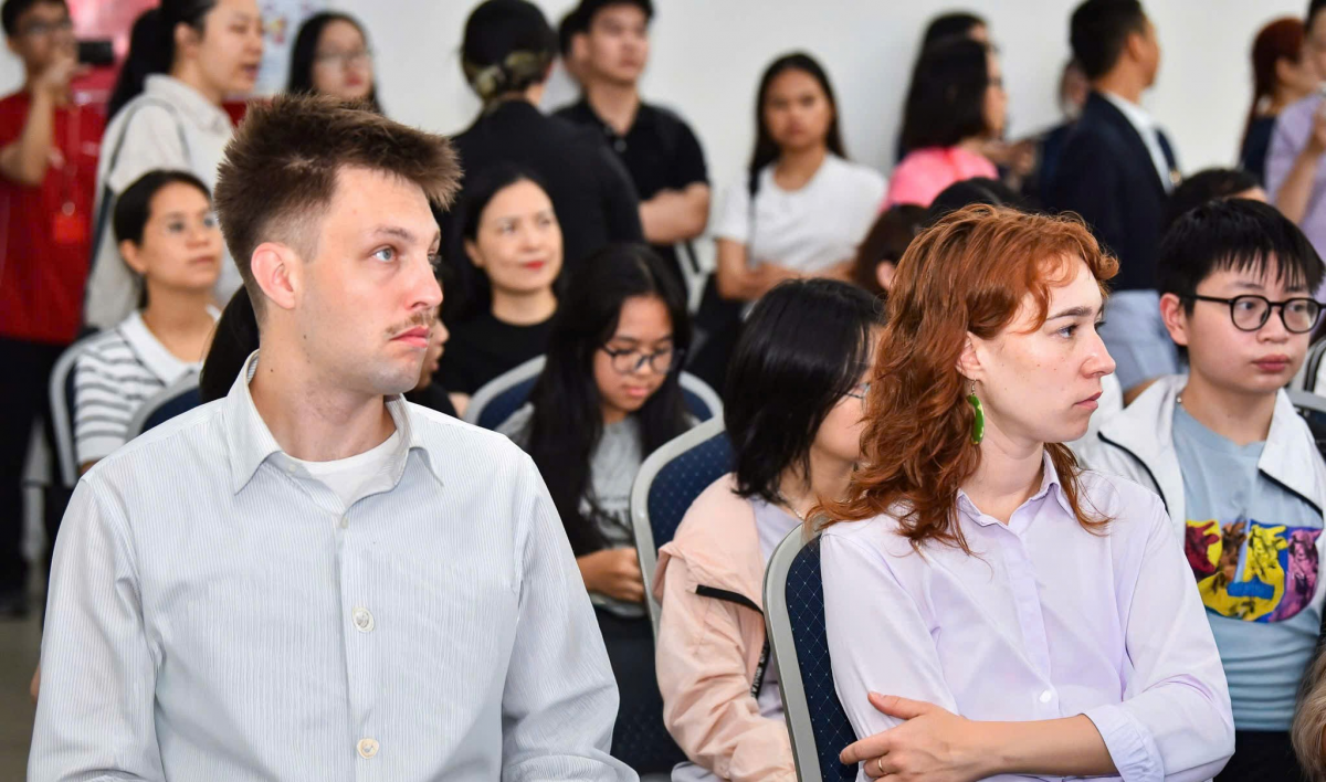 Nhiều sinh viên, giảng viên và các đối tác đã tham gia sự kiện từ rất sớm