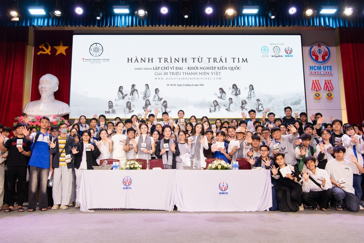 Trao sách, lan tỏa tri thức tại Hành trình từ Trái tim ở TP. Hồ Chí Minh