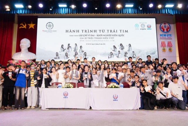 Trao sách, lan tỏa tri thức tại Hành trình từ Trái tim ở TP. Hồ Chí Minh