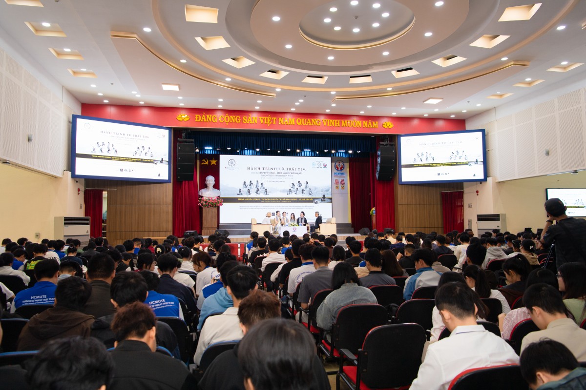 Trao sách, lan tỏa tri thức tại Hành trình từ Trái tim ở TP. Hồ Chí Minh